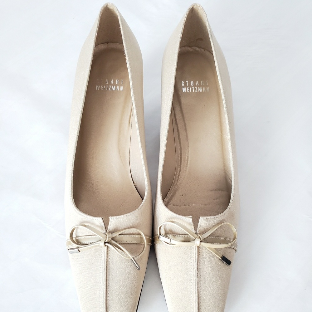 🎉HP🎉 Staurt Weitzman Vintage Beige Kitten Heel